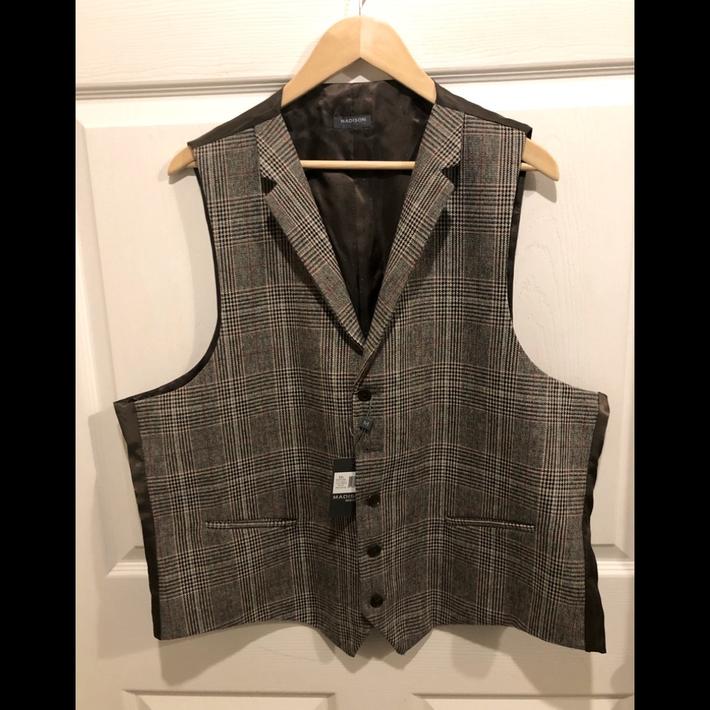Men’s Vest.  XXL and never worn NWT
